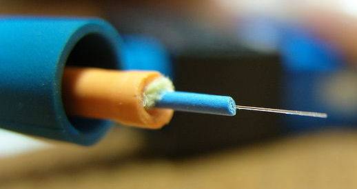 Wij kunnen glasvezel aanleggen en wij zijn 1 van de weinige computerbedrijven die ook glasvezel kunnen lassen. 2 gediplomeerde lassers en eigen apparatuur.