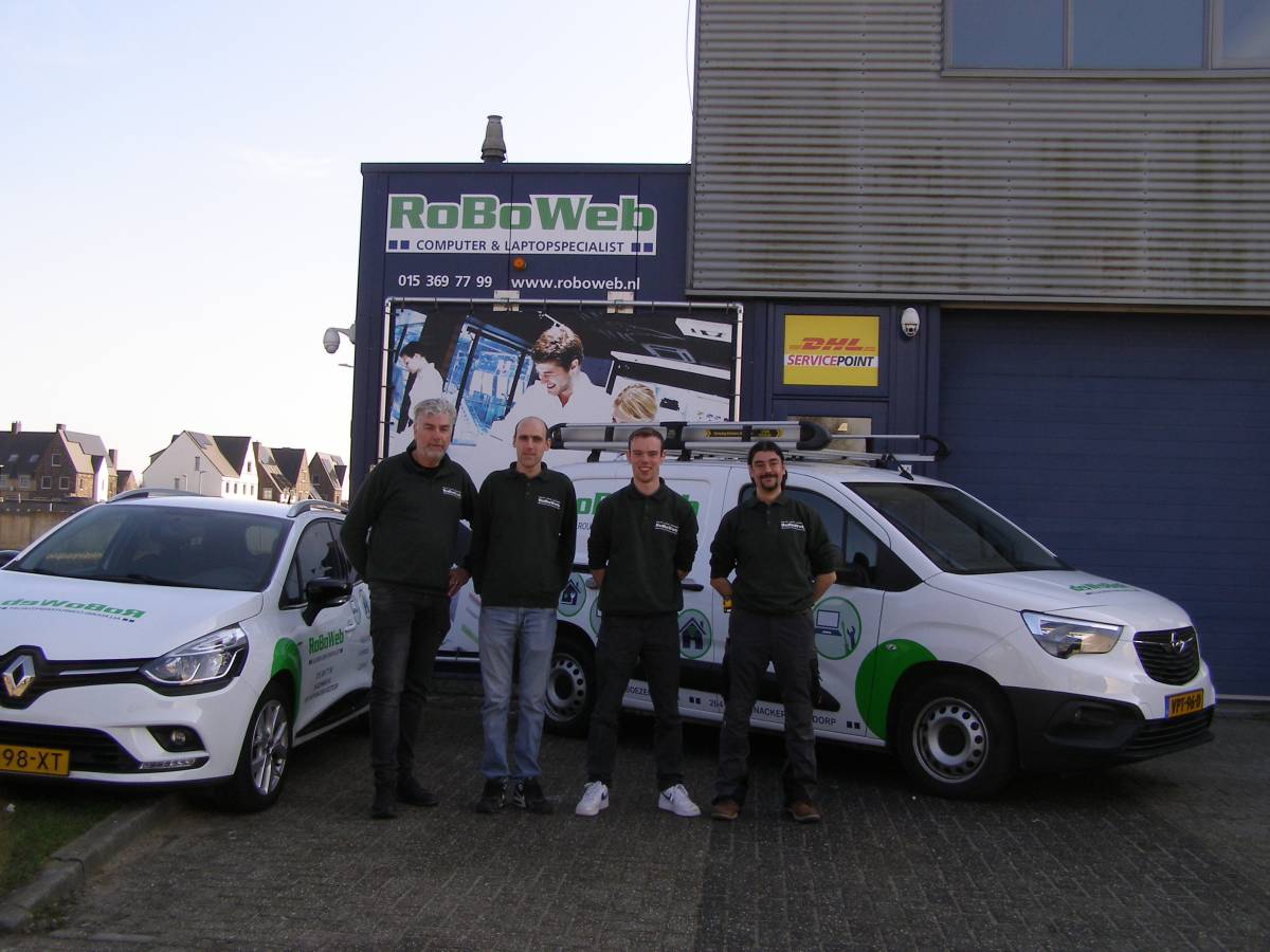 Roel, Rick, Joep en Edgar ons RoBoWeb team